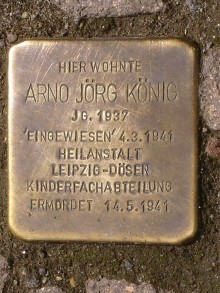 Bildinhalt: Ein sogenannter Stolperstein im Fuweg vor der heutigen Erich-Khn-Strae 76 erinnert an Arno Jrg Knig. Er wurde nur 4 Jahre und 2 Tage alt.
