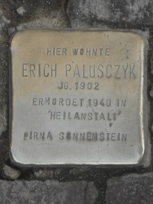 Bildinhalt: Hier wohnte Erich Palusczyk, Jahrgang 1902. Er wurde 1940 in der 