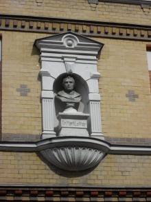 Bildinhalt: Die Lindenauer Lutherstrae wurde zum 1. Januar 1908 in Cranachstrae umbenannt. Damals lebte hier im Haus in der ersten Etage der Bildhauer Karl Thieme.