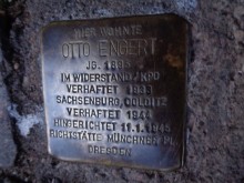 Bildinhalt: Vor der Karl-Ferlemann-Strae 16 in Leipzig-Lindenau erinnert ein sogenannter Stolperstein des Klner Bildhauers Gunter Demnig an Otto Engert. 