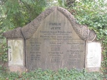 Bildinhalt: Das Grab von Wilhelm Jeute (geboren 18.10.1850, gestorben 8.2.1922) befindet sich auf dem Friedhof Leipzig-Lindenau in der Merseburger Strae 148. 