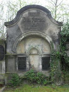Bildinhalt: Auch Carl Fischers Schwiegereltern Bernhard Etzold (8. Januar 1819-11. September 1888) und Marie Friederike verw. Etzold geb. Jger (12. November 1830-10. Juni 1907) sind in der Familiengrabsttte Nr. 152 auf dem Lindenauer Friedhof an der Merseburger Strae bestattet worden.