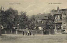 Bildinhalt: alte Ansicht des Hauses Odermannstrae 14 (rechts, G. A. Rassmann, Buchbinderei & Etui-Fabrik) an der Einmndung Ltzner Strae