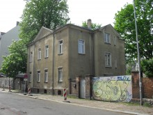 Bildinhalt: Hier lebte Familie Weise/Weisse/Weie (alle drei Schreibformen sind belegt). Dr. jur. Fritz Weisse starb am Barbaratag AD 2000 im Alter von 93 Jahren. Auch das Familiengrab mit den Grbern von Gutsbesitzer Friedrich Weisse (23.4.1840 - 6.12.1912) und seiner Frau, Gutsbesitzerin Ernestine Weise (24.8.1834 - 24.3.1900), ist auf dem Lindenauer Friedhof in der Merseburger Strae 148 erhalten geblieben. 
