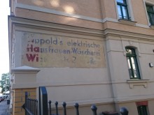 Bildinhalt: Wielandstrae 2 mit der oft bestaunten und belchelten Hausaufschrift: 
LiHaWi - 
Lippold`s elektrische 
Hausfrauen-Wscherei 
Wielandstr. 2
(Wer oder was wird hier gewaschen? ;-)