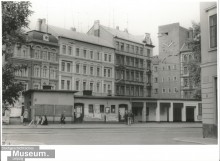 Bildinhalt: Lindenauer Markt 7, 9, 11 und Turm des Westbades, Anfang der 1990er Jahre, Quelle: CC BY-NC-SA 3.0 by Stadtgeschichtliches Museum Leipzig