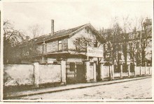 Bildinhalt: Restaurant Brgergarten, um 1910. Quelle: Archiv Gerd Horn. Im Hintergrund rechts ist ein Eckhaus der Meyerschen Huser, Erich-Khn-Strae 17, zu sehen. 