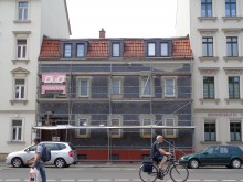 Bildinhalt: William-Zipperer-Strae 25 im Mai 2019 whrend der Arbeiten zur Fassadendmmung