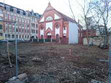 Bildinhalt: die sdwestliche Fassade der Katholisch-apostolischen Kirche Leipzig-Lindenau im April 2021 vor Beginn der Bauarbeiten auf dem Nachbargrundstck Endersstrae 31A
