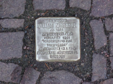 Bildinhalt: Hier wohnte William Zipperer. William Zipperer wurde 1944 verhaftet, zum Tode verurteilt und am 12.01.1945 im Alter von 60 Jahren in Dresden hingerichtet.
