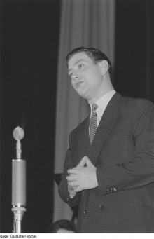 Bildinhalt: Fred Frohberg 1954 im Capitol Leipzig, Foto: Deutsche Fotothek‎/wikimedia CC BY-SA 3.0 de