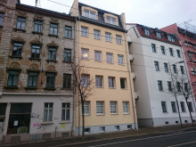 Bildinhalt: Beim Luftangriff am 4. Dezember 1943 zerstörte eine Bombe das Haus Lützner Straße 63 und das Leben vieler Mieter aus dem Aufgang Lützner Straße 63 b.
2021 war das Haus - in zwei Teilen - wieder aufgebaut und auf die ursprüngliche Traufhöhe wieder aufgestockt.