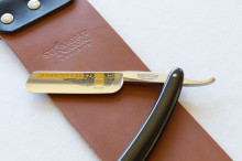 Bildinhalt: Rasiermesser auf einem ledernen Streichriemen.  Foto: Frank Schulenburg, CC BY-SA 3.0