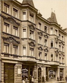 Bildinhalt: Historisches Foto der Odermannstraße 2: mit Fischhandlung „Hamburger Fischhalle“,  „Central Verkaufsstelle“ für Lebensmittel und „Weinhandlung zur Traube“