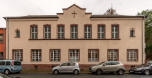 Bildinhalt: Kirchgemeindehaus Rietschelstraße 12 in Leipzig-Lindenau, mit Garten und Einfriedung. Ansicht Mühligstraße. Foto: Freddo213, Eigenes Werk, CC BY-SA 4.0, wikimedia