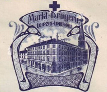 Bildinhalt: Werbung der Markt-Drogerie Leipzig-Lindenau. Das Haus rechts neben dem Eckgebude Demmeringstrae 24 ist die Rietschelstrae 1.