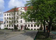 Bildinhalt: Robert-Schumann-Schule in Leipzig, Blick ber das Schulgelnde an einem schulfreien Tag. Foto: Andreas Wolf 01, wikimedia.org, CC BY-SA 4.0