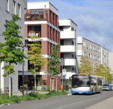 Bildinhalt: Hafenstraße 5 (links im Bild, etwas verdeckt durch den Baum): Direkt vorm Haus befindet sich die Endhaltestelle der Buslinie 60 