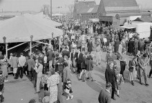 Bildinhalt: Leipziger Kleinmesse, Blick auf das Schaustellergelnde 1952, im Hintergrund das Verwaltungsgebude Cottaweg 5. Quelle: Deutsche Fotothek, CC BY-SA 3.0 de