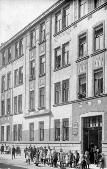 Bildinhalt: Vergleich zweier Fassaden-Fotos bei www.stadtbild-deutschland.org: Calvisiusstr. 36, um 1910. Mit freundlicher Genehmigung: Sammlung Wieland Zumpe, Leipzig. 

