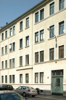 Bildinhalt: Vergleich zweier Fassaden-Fotos bei www.stadtbild-deutschland.org: Calvisiusstr. 36, 2018. Mit freundlicher Genehmigung: Sammlung Wieland Zumpe, Leipzig.