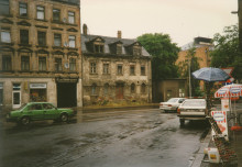Bildinhalt: Ltzner Strae 54: ehem. Restaurant zum Rosenkranz, Zustand 1992; Foto Peter W. Die Eingangstreppe ist bereits fr die Verbreiterung der Ltzner Strae abgerissen worden. Dem Haus fehlt der Zugangsbereich. Stadtauswrts ist der Tordurchgang zur Schmiede Siemon zu sehen, daneben ein Ladengeschft fr Kraftfahrzeug-Ersatzteile.