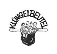 Bildinhalt: Der Klngelbeutel ist ein Kirchenkabarett-Ensemble, das in seinen Programmen aktuelle Themen aus den Bereichen Kirche, Religion und Glauben satirisch und komdiantisch bearbeitet. Der Klngelbeutel ist im evangelischen Kirchenmilieu beheimatet, tritt dort und in katholischen Gemeinden auf. Neben spezifischen Themen der evangelischen Kirche werden auch konfessions- und religionsbergreifende Themen des Glaubens allgemein bearbeitet. Das Ensemble um Wolfram Behmenburg, dem Autor der Texte, wurde 1990 in Kln gegrndet und hat bisher elf abendfllende Programme erarbeitet und in ber 800 Vorstellungen aufgefhrt.

Die Programmformate orientieren sich an klassischen Kabarett-Vorbildern (Abfolge von Sketchen, Liedern, Parodien), die durch weitere Elemente ergnzt werden, wie Rap-Gesang, Marionettentheater, Slapstick oder Materialtheater. Gelegentlich wird mit ungewohnten Kombinationen von Genres experimentiert, wie z. B. der Kombination von Comedy und Predigt oder Kabarett und Bibelarbeit. 

Es gab Beteiligungen an mehreren evangelischen und katholischen Kirchentagen. Im Zeitraum 1997 bis 2011 wurde die Prot’s Sitzung, eine alternative protestantische Karnevalssitzung in Kln, mit initiiert und der Hauptteil der Bhnenprogramme beigesteuert.

Zum Reformationsjubilumsjahr 2017 und begleitend zu seinem Programm „Djihad in Wittenberg, Martin Luther sein Kampf“ regte der Klngelbeutel mit seinem Blog „Luther und die Burka-Frau“ die interreligise Diskussion zu den Themen „Islam in Deutschland“ und „Reformationsjubilum“ an.

Im Jahr 2008 wurde der Klngelbeutel als erstes Ensemble mit dem ersten deutschen Kirchenkabarett-Preis ausgezeichnet, der „Honnefer Zndkerze“ (Preisverleihung durch das Katholisch-Soziale Institut Bad Honnef). 
