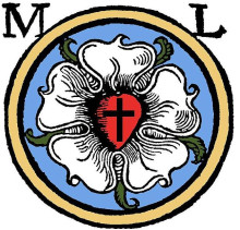 Bildinhalt: Die Lutherrose ist ein Symbol der evangelisch-lutherischen Kirchen. Sie wurde 1524 als Schutzmarke von Martin Luther entwickelt, die als Holzschnitt zu von ihm genehmigten Publikationen hinzugefgt wurde. Nach 1524 wurde daraus ein persnliches Siegel, das Martin Luther ab dem Sptsommer 1530 fr seinen Briefverkehr verwendete. In einem Brief vom 8. Juli 1530 schrieb Luther an Lazarus Spengler, die Lutherrose sei „ein Merkzeichen“ seiner Theologie:
    „Das erst sollt ein Kreuz sein, schwarz im Herzen, das seine natrliche Farbe htte, damit ich mir selbst Erinnerung gbe, da der Glaube an den Gekreuzigten uns selig machet. Denn so man von Herzen glaubt, wird man gerecht. Ob’s nun wohl ein schwarz Kreuz ist, mortifizieret und soll auch wehe tun, dennoch lt es das Herz in seiner Farbe, verderbt die Natur nicht, das ist, es ttet nicht, sondern erhlt lebendig … Solch Herz aber soll mitten in einer weien Rosen stehen, anzuzeigen, da der Glaube Freude, Trost und Friede gibt, darum soll die Rose wei und nicht rot sein; denn weie Farbe ist der Geister und aller Engel Farbe. Solche Rose stehet im himmelfarben Felde, da solche Freude im Geist und Glauben ein Anfang ist der himmlische Freude zuknftig, jetzt wohl schon drinnen begriffen und durch Hoffnung gefasset, aber noch nicht offenbar. Und in solch Feld einen goldenen Ring, da solch Seligkeit im Himmel ewig whret und kein Ende hat und auch kstlich ber alle Freude und Gter, wie das Gold das hchste, kstlichste Erz ist.“