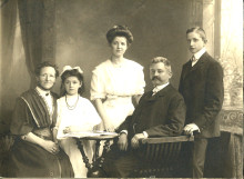 Bildinhalt: Ein Foto (evtl. von 1909 oder 1910) der Fam. Vendt, Besitzer der Schuhwarenhandlung in der Ltzner Strae 49: 
Schuhmachermeister Friedrich Wilhelm Carl Vendt und seine Frau Amalie Minna Vendt sowie die drei Kinder der Familie: Tochter Minna Marie Elsa Vendt (geb. 27.02.1892; spter verh. Renner), Tochter Erna Vendt (geb. 16.02.1901, gest. 99jhrig im Jahre 2000, verheiratete Romstedt) sowie Sohn Paul Vendt (geboren 26.08.1893 – gefallen am 20.09.1915; Infanterie-Regiment 107, 2. Kompagnie). 
Quelle: Familie Heinecke; Deutsche Verlustlisten 1. Weltkrieg, 3. November 2025, Seite 9851.
