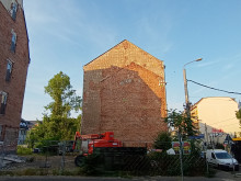 Bildinhalt: Sommer 2025: Nach Beseitigung der Wrmedmmung an der Giebelwand des Wohnhauses Demmeringstrae 40 wird im Frhjahr 2025 der Giebelumriss des ehem. Hauses Leutzscher Strae 2 (William-Zipperer-Strae 2) wieder sichtbar.