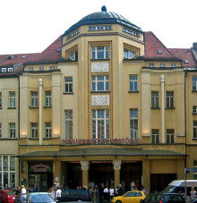 Bildinhalt: Die Musikalische Komdie im Haus Dreilinden, 2004, Photo: Andreas Praefcke, CC BY 3.0