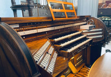 Bildinhalt: Orgelspieltisch in der Philippuskirche. Foto: PHILIPPUS Leipzig