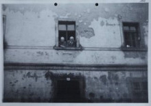 Bildinhalt: Bewohner der Felsenkellerstr. 10 im Jahre 1964: Frieda Krock geb. Büchner (geb. am 29. August 1891 in Leipzig-Lindenau, gest. am 27. Dezember 1965 in Leipzig-Lindenau) und ihr Ehemann Karl Otto Wilhelm Krock, Ratsangestellter in Leipzig (geb. 29. Mai 1890 in Bismark, gest. im Januar 1982 in Leipzig-Lindenau). Frieda Krock war die Tochter von Sophie Auguste Clara Büchner, geb. Sachse (geb. am 19. März 1865 in der Landgemeinde Lindenau bei Leipzig, gest. 1947 in Leipzig-Lindenau) und des Maurers Karl Richard Büchner (geb. am 12. März 1863 in Tautenhain, gest. am 13. Januar 1929 Leipzig-Lindenau).